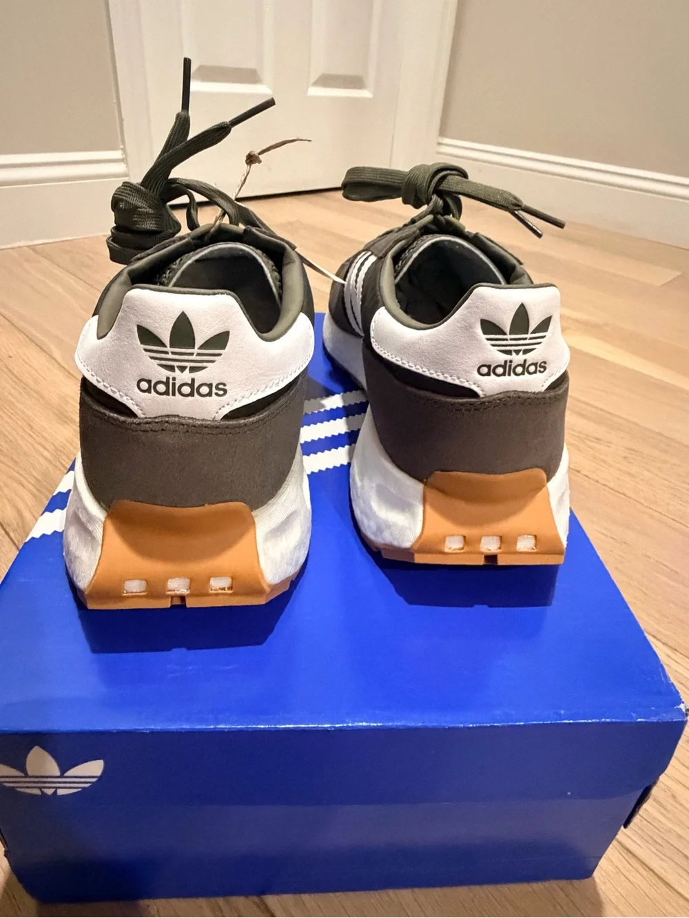 RARE - Men’s size 9.5 🔥🔥 Adidas Olive Green Retropy E5 with White Stripes